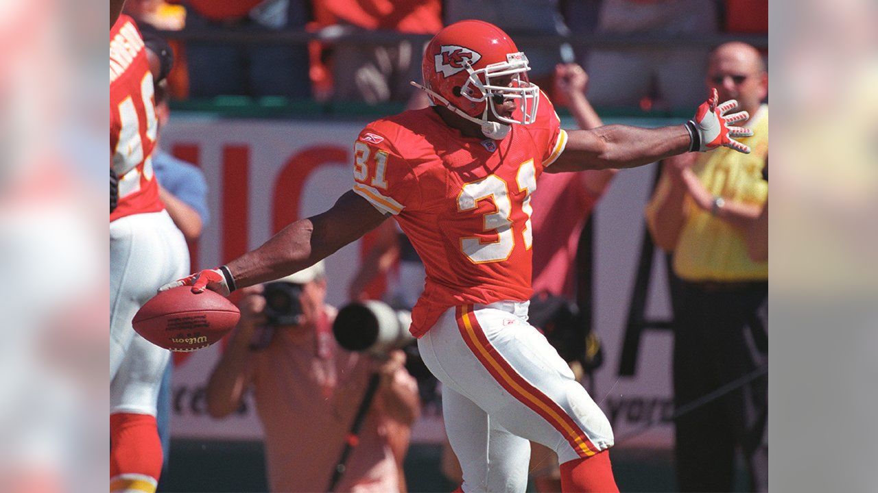 Former Chiefs star Priest Holmes graduates from Texas