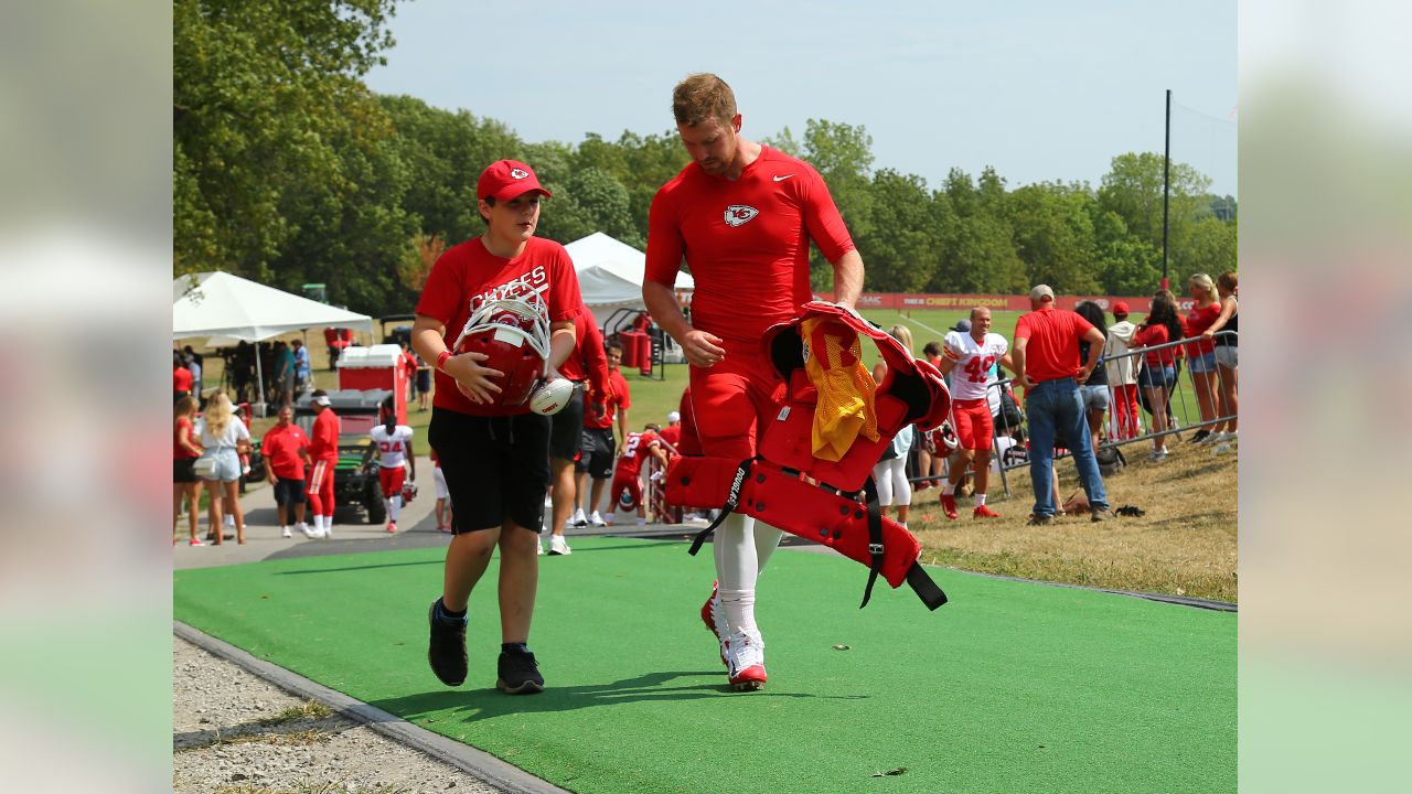 A man cools off in a misting tent during the Kansas City Chiefs NFL  football training camp Saturday, July 29, 2023, in St. Joseph, Mo. (AP  Photo/Charlie Riedel Stock Photo - Alamy