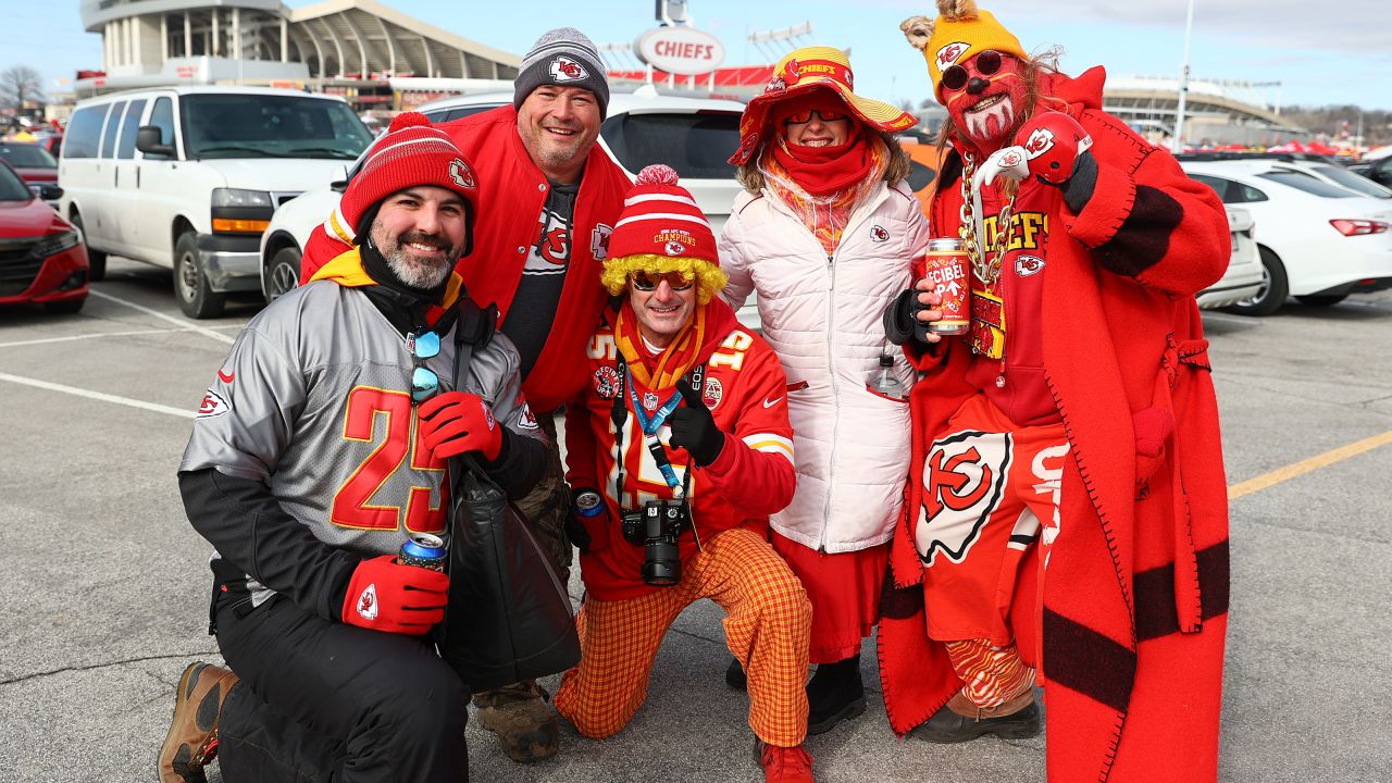 Photo: Chiefs Fans Enjoy Pregame Tailgate Activities