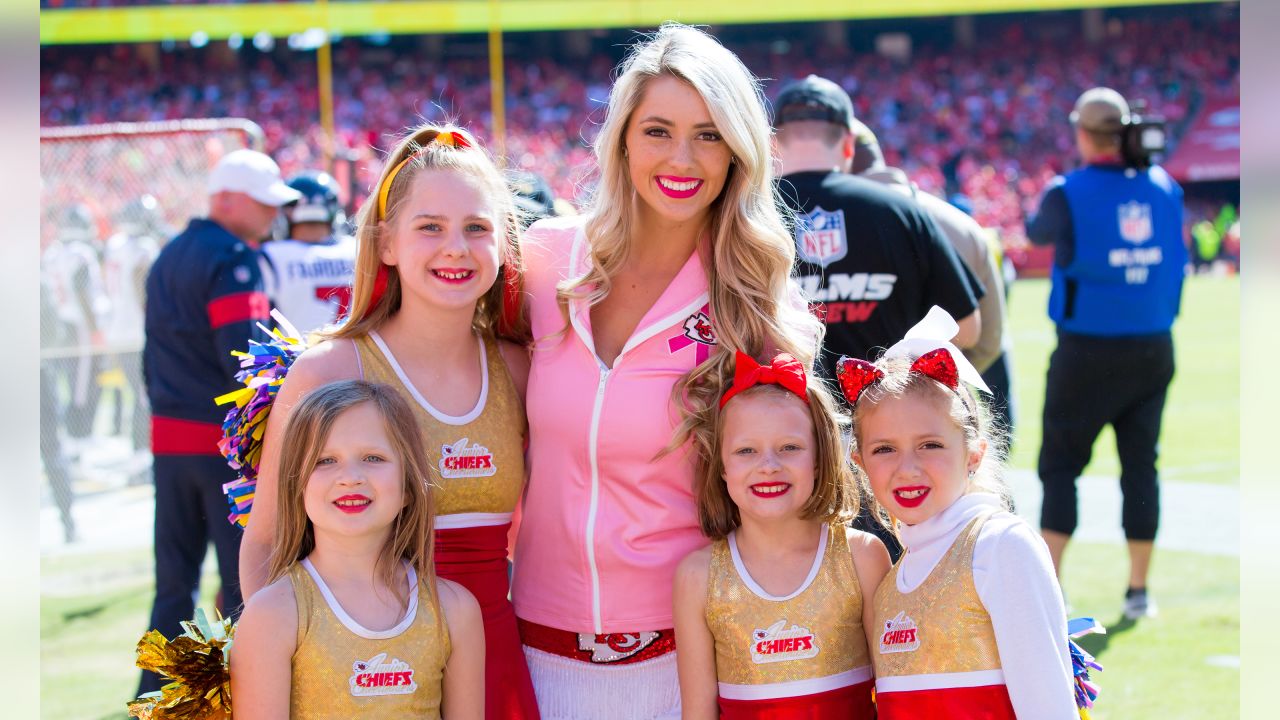 Chiefs, mother and daughter, celebrate 60 seasons of cheer with halftime  performance