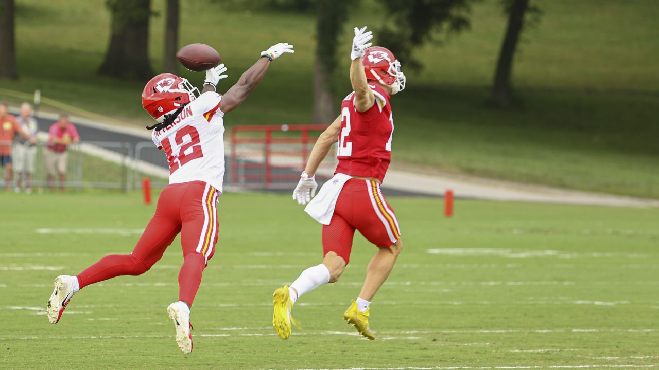 Kansas City Chiefs wide receiver Mecole Hardman catches a ball during NFL  football training camp Monday, Aug. 1, 2022, in St. Joseph, Mo. (AP  Photo/Charlie Riedel Stock Photo - Alamy