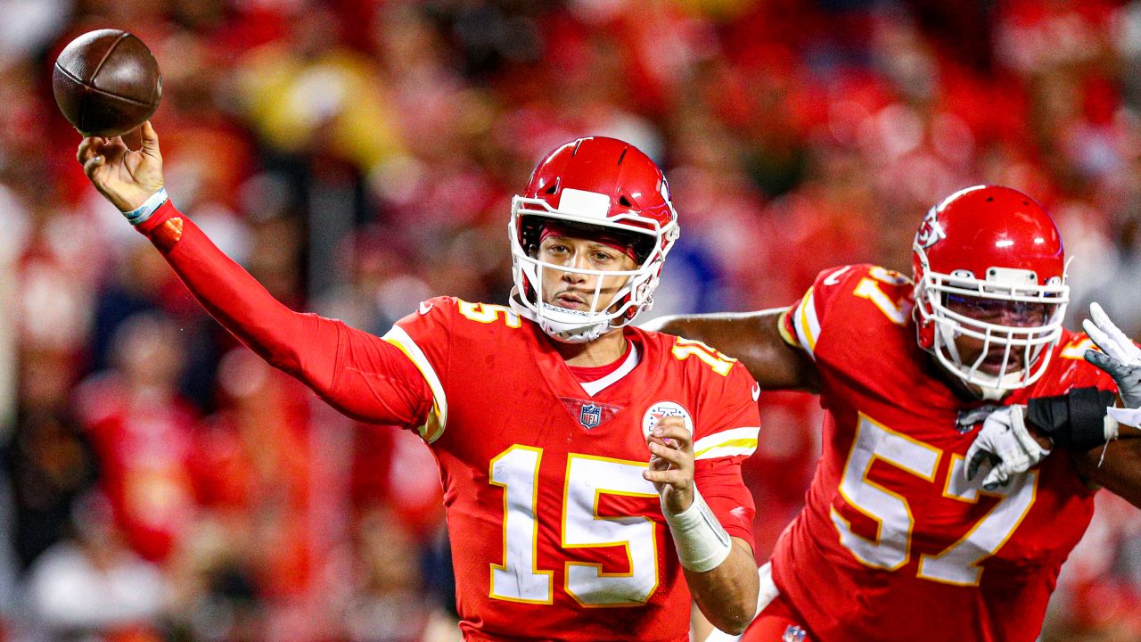 Kansas City, USA. 26th Sep, 2021. Los Angeles Chargers wide receiver Mike  Williams (81) catches the ball for a touchdown ahead of Kansas City Chiefs  free safety Tyrann Mathieu (32) at GEHA