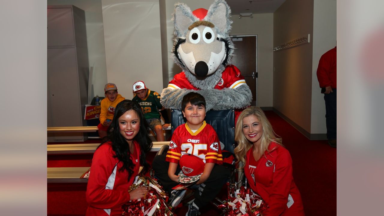 Jamaal Charles runs through Chiefs locker room as Flash for Halloween  (Video)