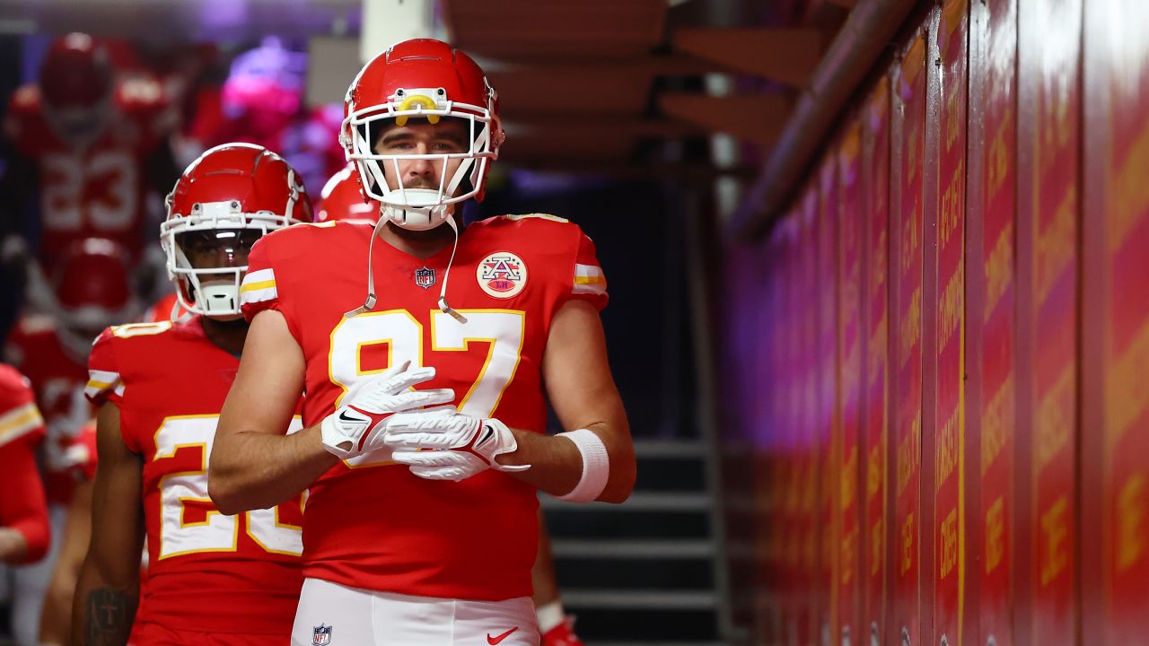 General huddle picture of the Kansas City Chiefs against the Denver Broncos  of an NFL football game Sunday, December 11, 2022, in Denver. (AP  Photo/Bart Young Stock Photo - Alamy