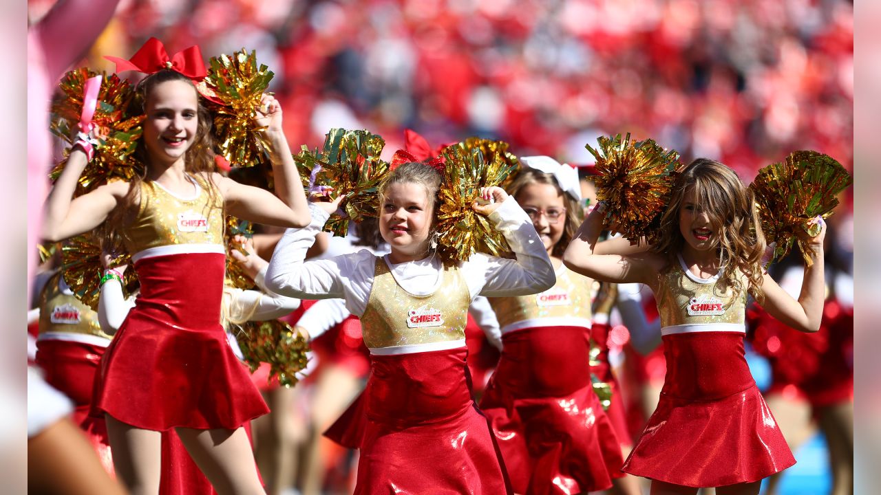 Chiefs, mother and daughter, celebrate 60 seasons of cheer with halftime  performance