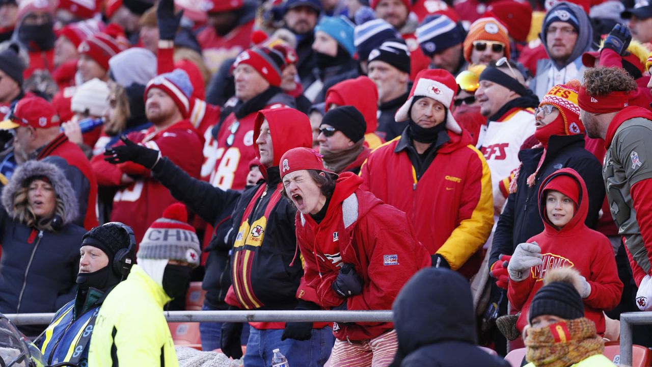 KC Chiefs fans crowd bars for AFC game against Titans