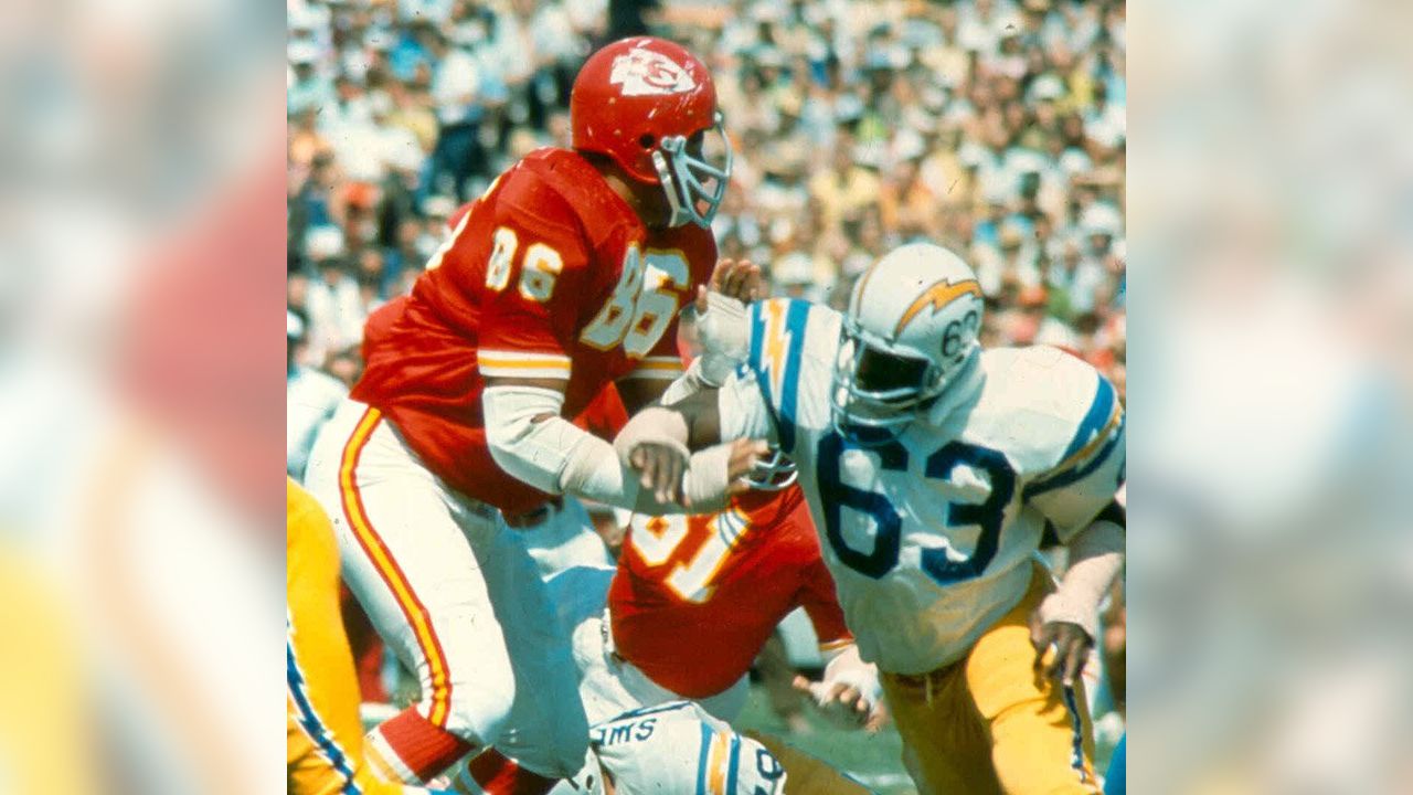 Buck Buchanan, Football Player born  Kansas city chiefs football, American  football league, Kansas city chiefs logo