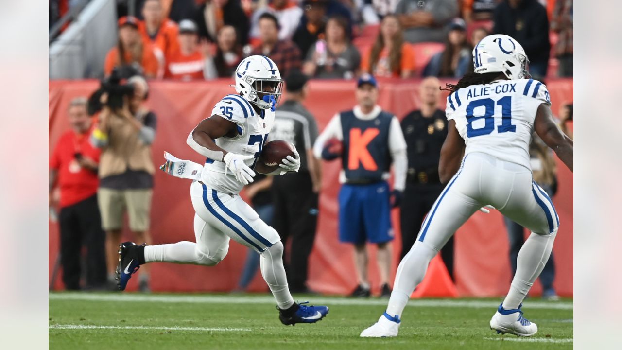 INDIANAPOLIS, IN - JANUARY 08: Indianapolis Colts tight end Jelani Woods  (80) warms up before the game between the Houston Texans and the  Indianapolis Colts on January 8, 2023, at Lucas Oil