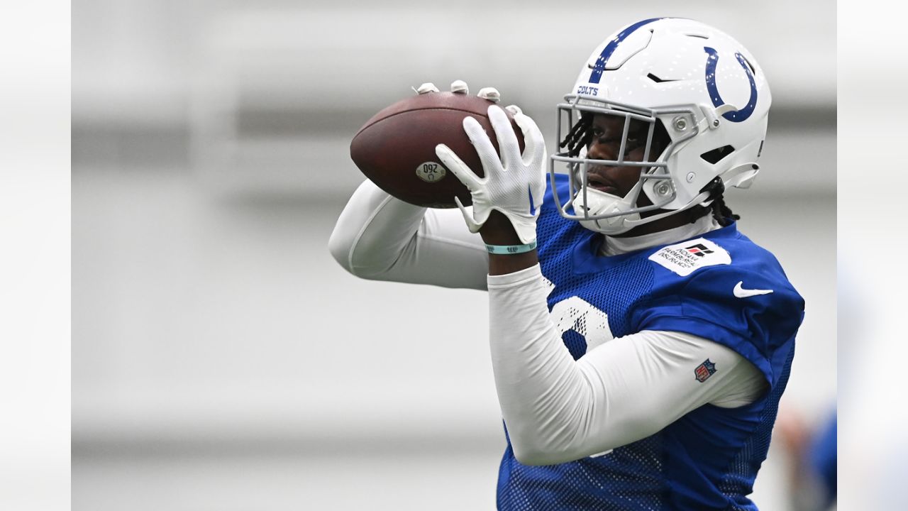 INDIANAPOLIS, IN - JANUARY 08: Indianapolis Colts tight end Jelani Woods  (80) warms up before the game between the Houston Texans and the  Indianapolis Colts on January 8, 2023, at Lucas Oil