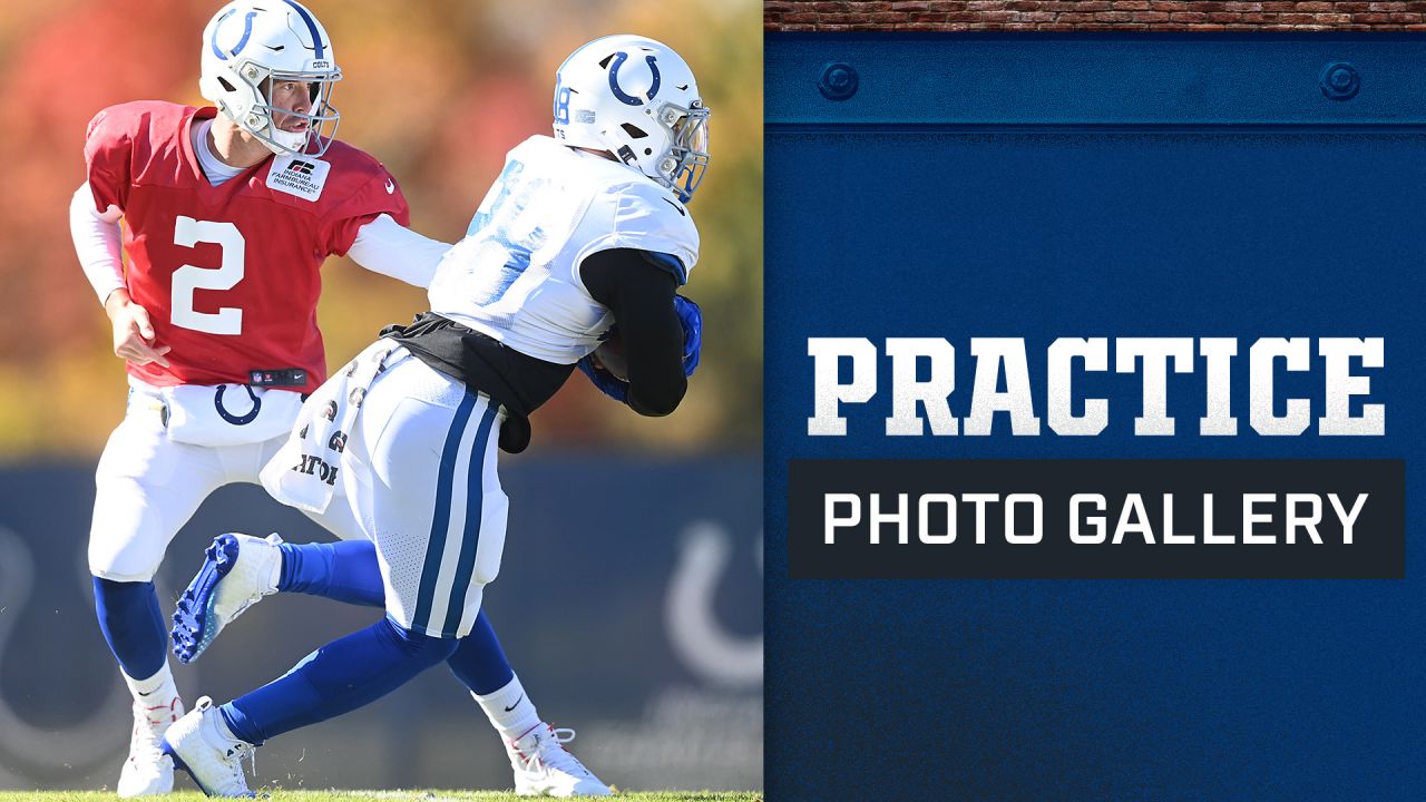 Indianapolis, Indiana, USA. 31st Oct, 2021. Indianapolis Colts running back  Jonathan Taylor (28) carries the ball during the game between the Tennessee  Titans and the Indianapolis Colts at Lucas Oil Stadium, Indianapolis