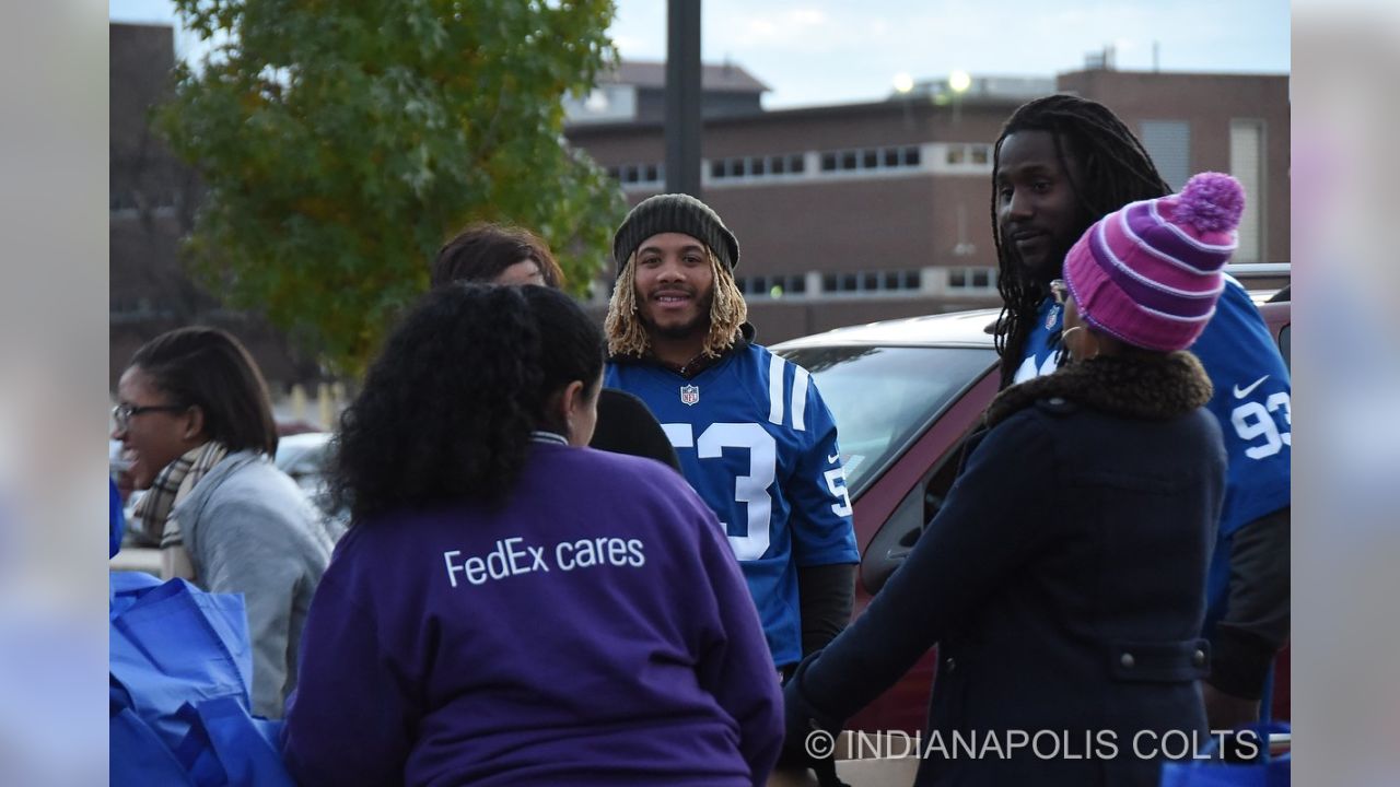 Colts Players Distribute Thanksgiving Meals