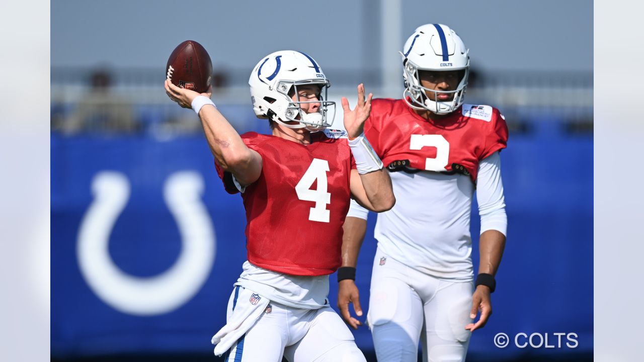 Two Indianapolis Colts fan measures themselves against Indianapolis Colts  linebacker Darius Leonard in Indianapolis Colts City at the NFL team's  football training camp in Westfield, Ind., Saturday, July 31, 2021. (AP  Photo/Michael