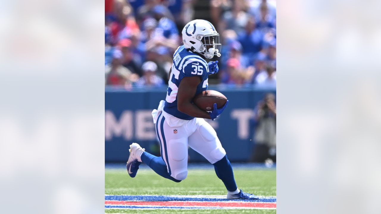 Indianapolis Colts quarterback Anthony Richardson (5) warms up before an  NFL pre-season football game against the Buffalo Bills, Saturday, Aug. 12,  2023, in Orchard Park, N.Y. (AP Photo/Gary McCullough Stock Photo - Alamy