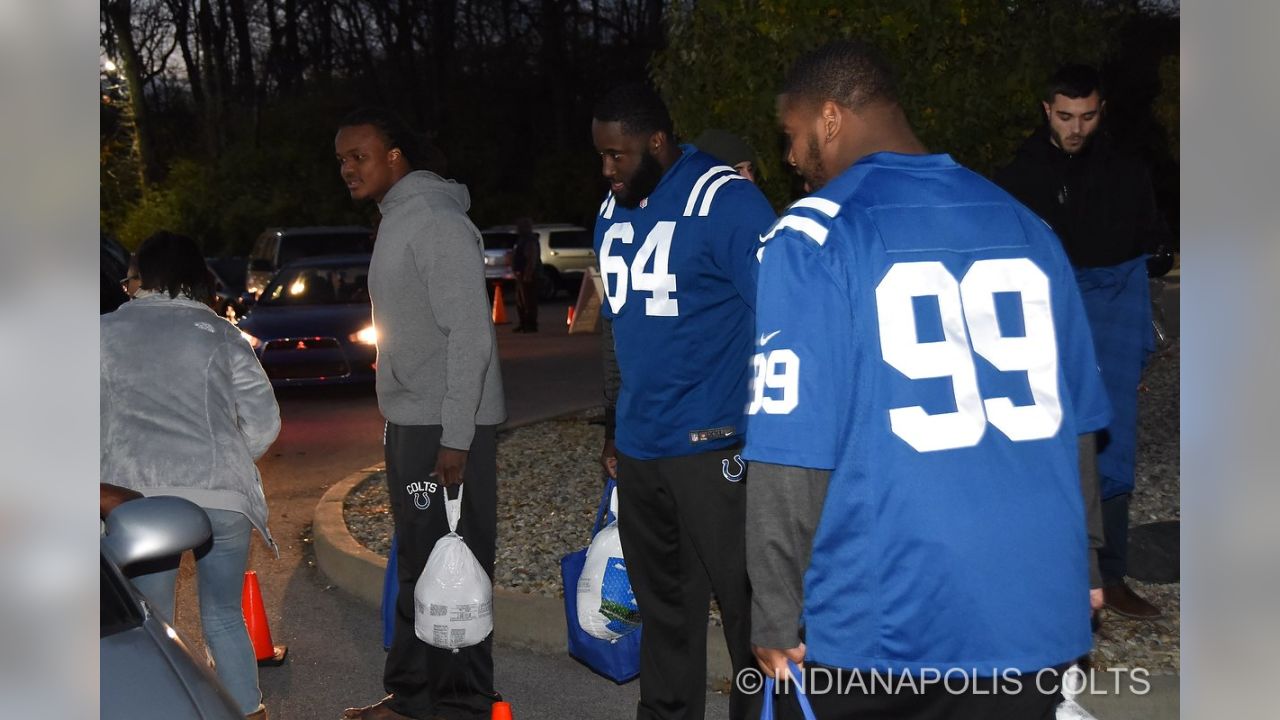 Colts' Leonard hosts Thanksgiving giveaway, discusses season