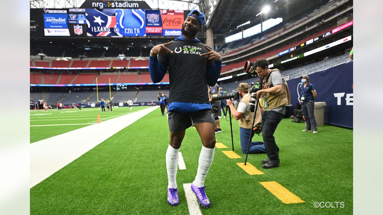 Two Indianapolis Colts fan measures themselves against Indianapolis Colts  linebacker Darius Leonard in Indianapolis Colts City at the NFL team's  football training camp in Westfield, Ind., Saturday, July 31, 2021. (AP  Photo/Michael