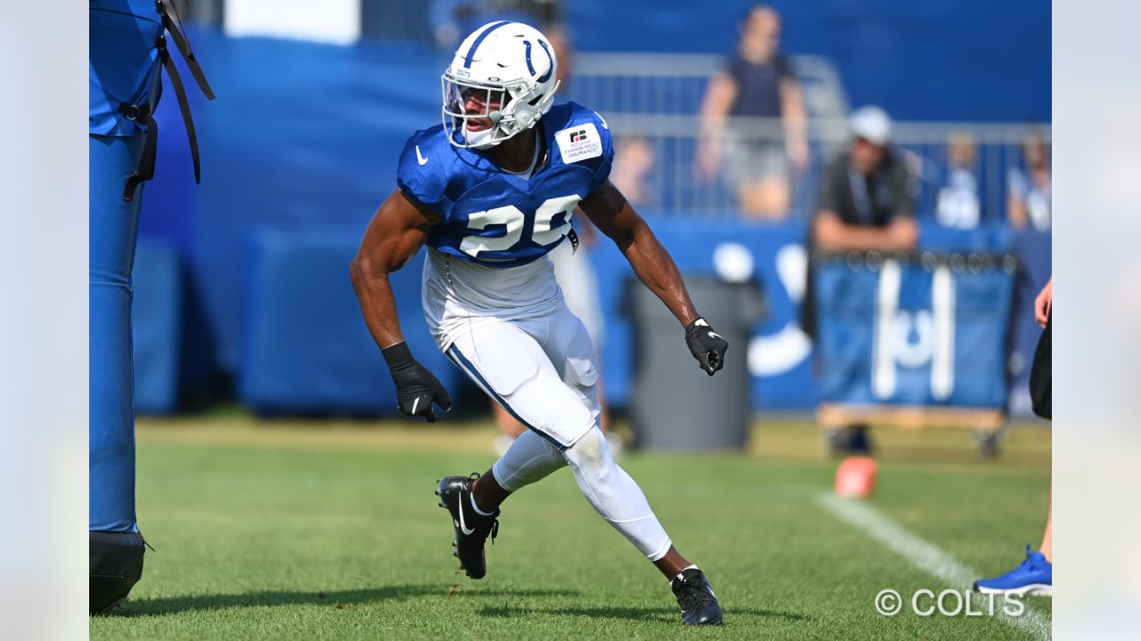 Two Indianapolis Colts fan measures themselves against Indianapolis Colts  linebacker Darius Leonard in Indianapolis Colts City at the NFL team's  football training camp in Westfield, Ind., Saturday, July 31, 2021. (AP  Photo/Michael