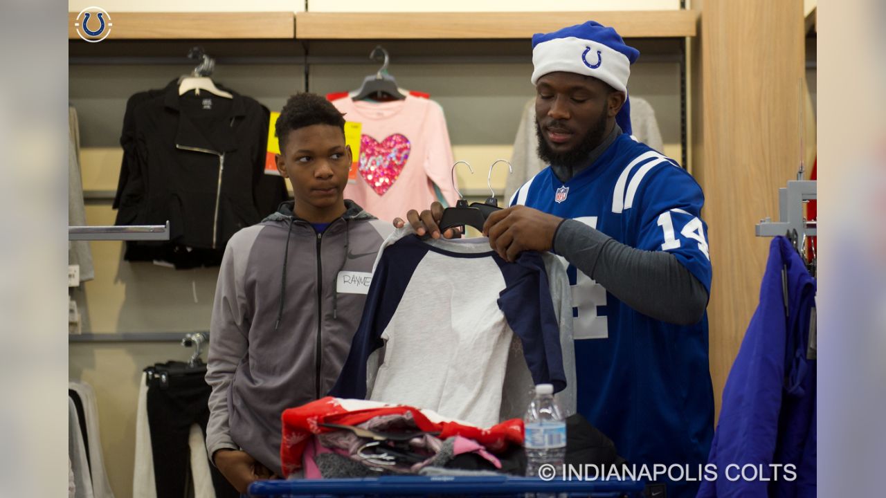 Colts Team Up With Cops To Shop With Kids