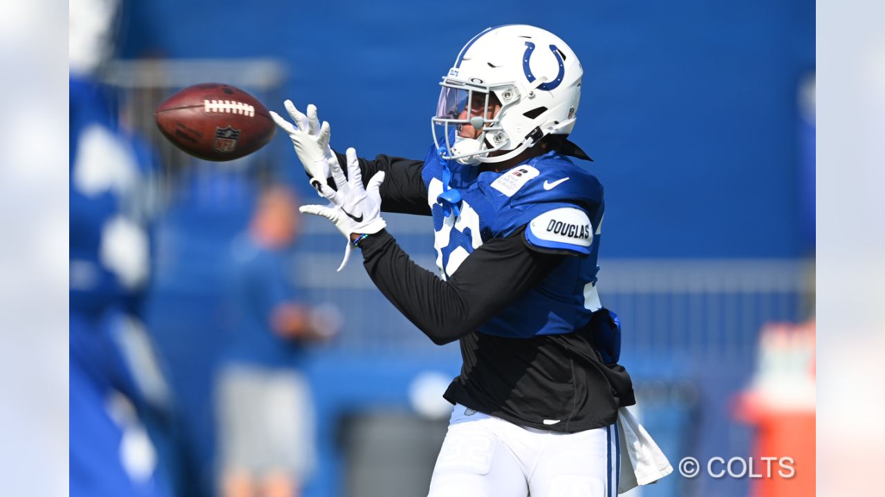 Two Indianapolis Colts fan measures themselves against Indianapolis Colts  linebacker Darius Leonard in Indianapolis Colts City at the NFL team's  football training camp in Westfield, Ind., Saturday, July 31, 2021. (AP  Photo/Michael