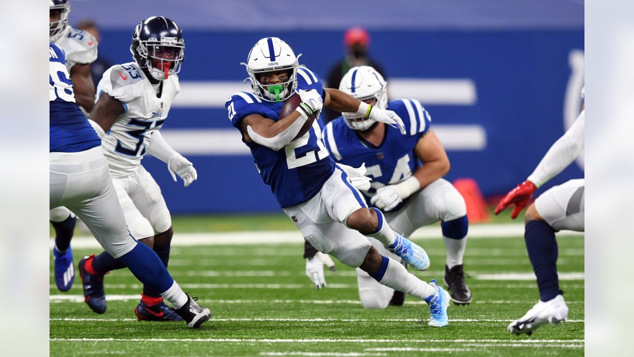 Henry leads Titans' run to AFC South lead 45-26 over Colts