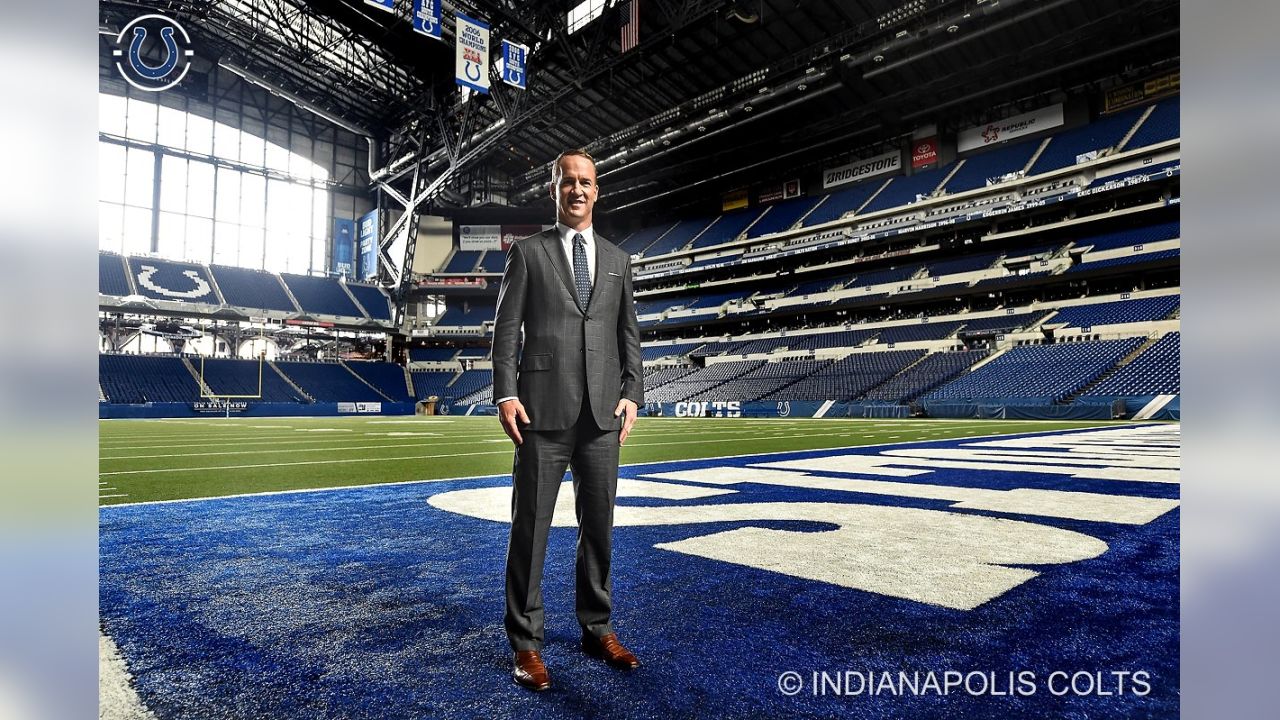 Colts unveil Manning statue outside