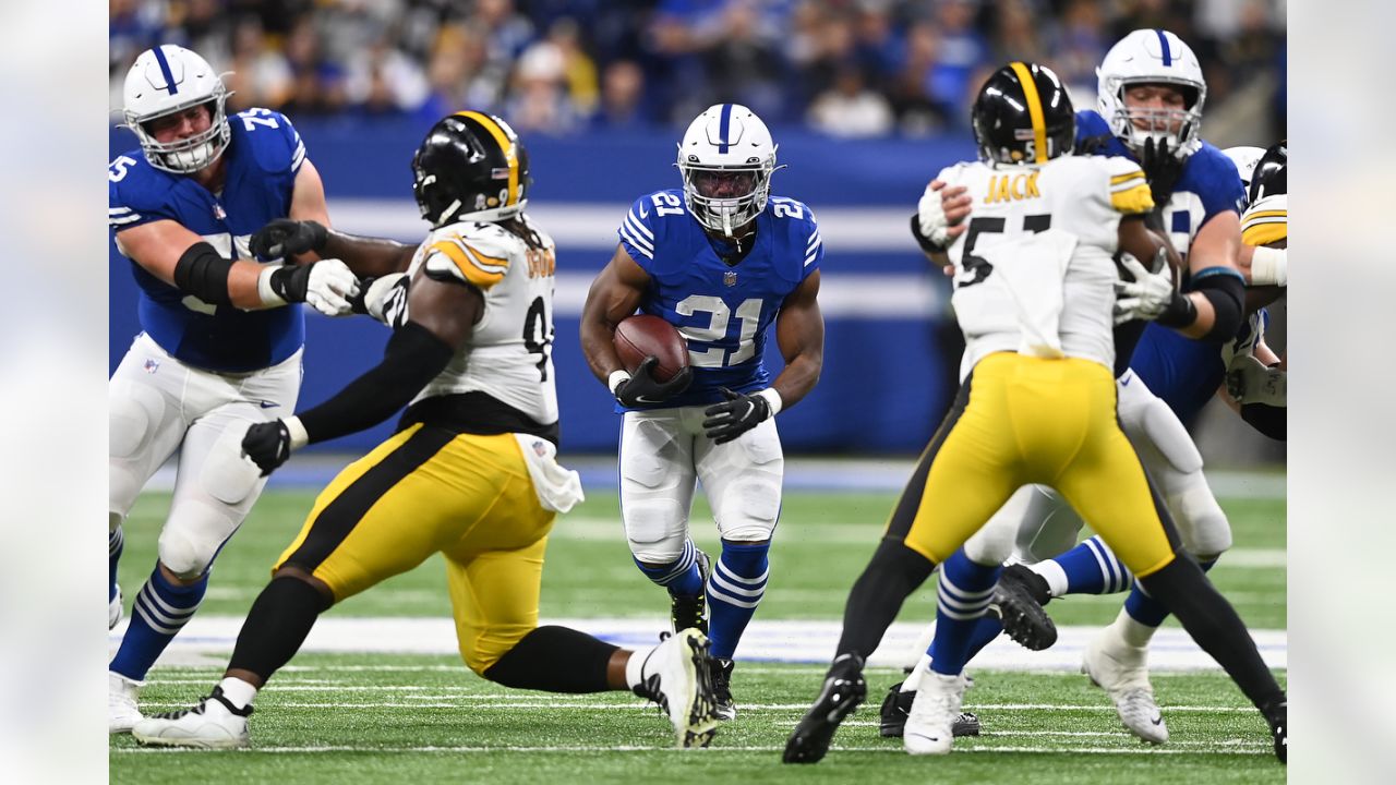 Indianapolis Colts running back Zack Moss (21) makes a catch before an NFL  football game against the Philadelphia Eagles in Indianapolis, Sunday, Nov.  20, 2022. (AP Photo/Darron Cummings Stock Photo - Alamy