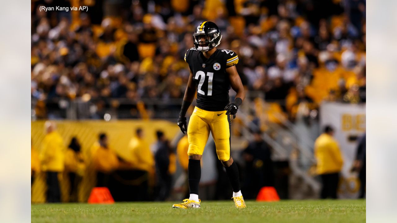 Pittsburgh Steelers free safety Sean Davis (21) exits the field