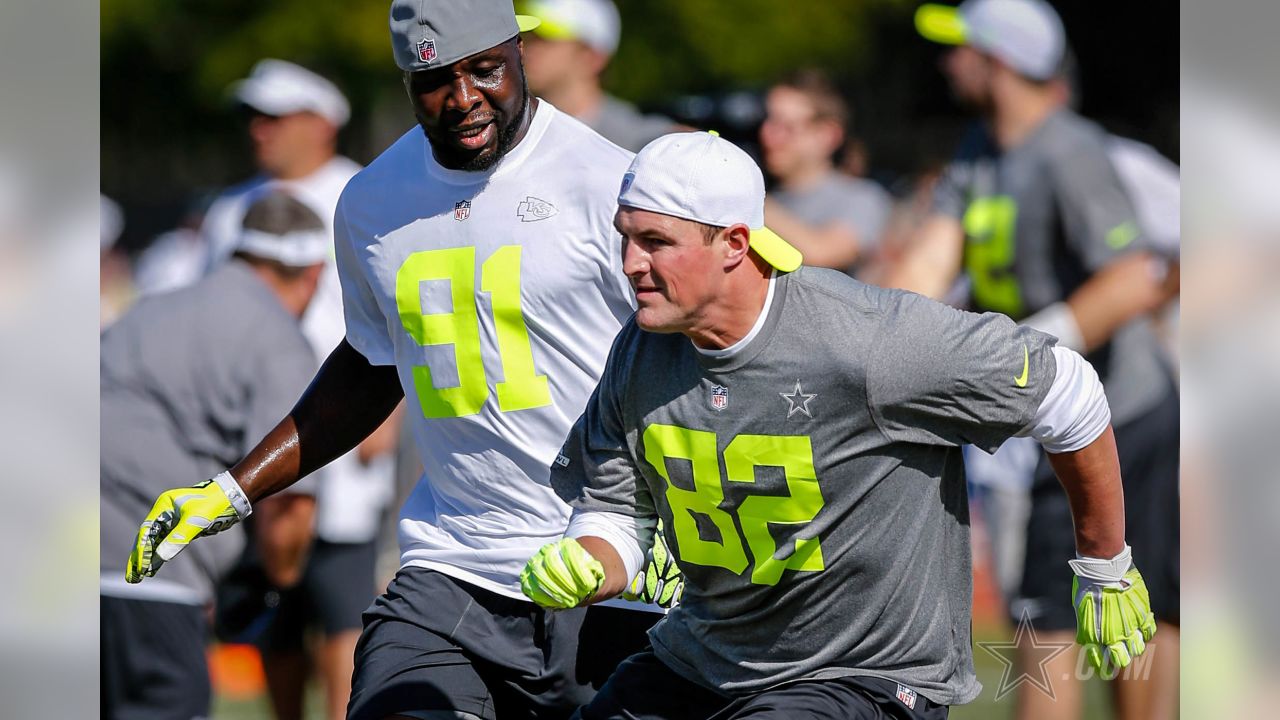 Pro Bowl trophy breaks in Jason Witten's hands, sums up rain-soaked,  blooper-filled game