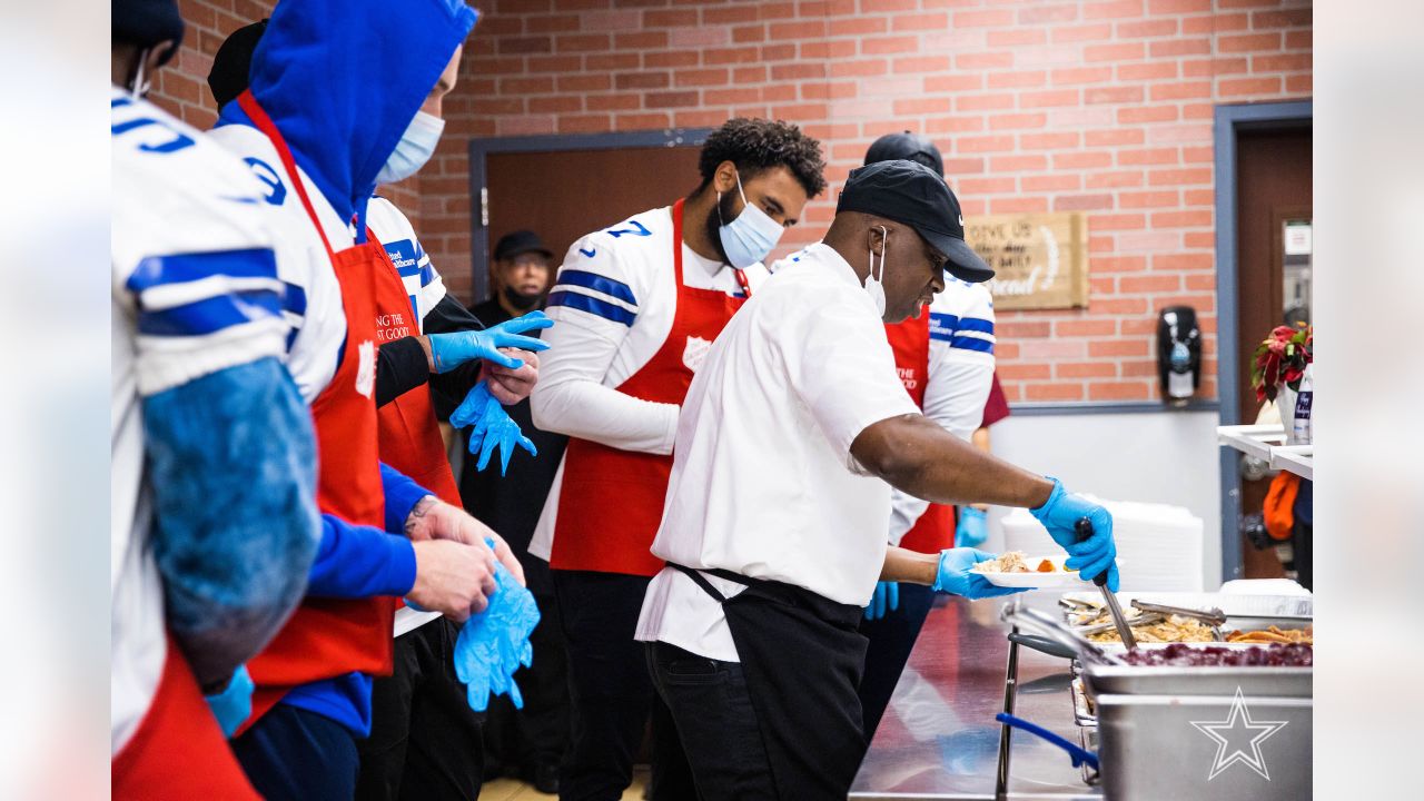 Dallas Cowboys serve Thanksgiving meals at Salvation Army