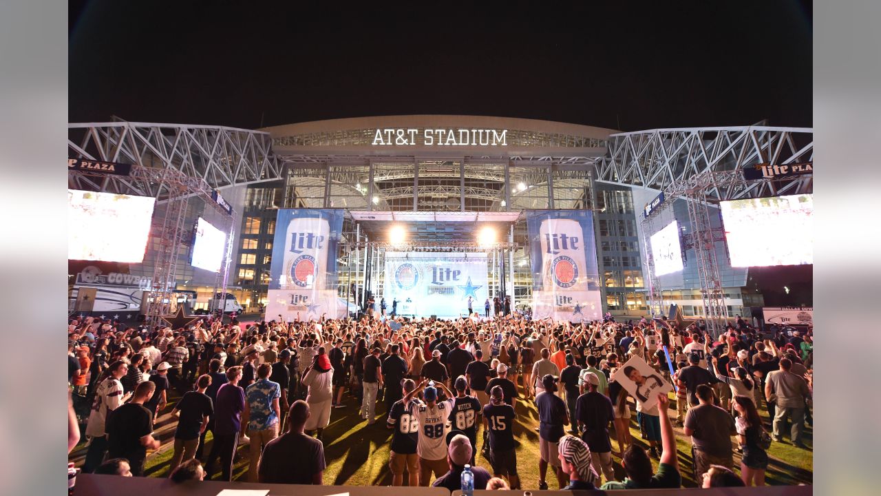 AT&T Stadium - AT&T Stadium Tours, presented by SeatGeek, give NFL fans an  experience of a lifetime. Spend Memorial Day weekend enjoying activities on  the same field that the Dallas Cowboys play