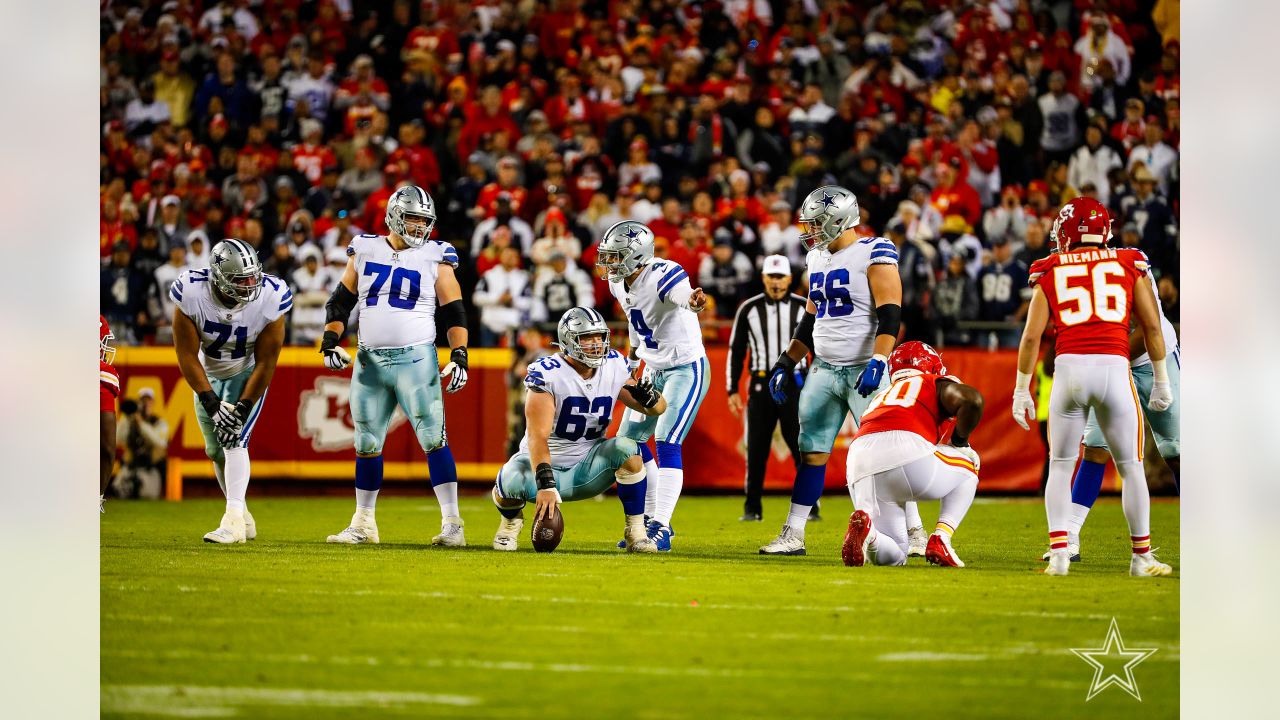 MINNEAPOLIS, MN - NOVEMBER 20: Dallas Cowboys running back Ezekiel Elliott  (21) warms up before during a game between the Minnesota Vikings and Dallas  Cowboys on November 20, 2022, at U.S. Bank