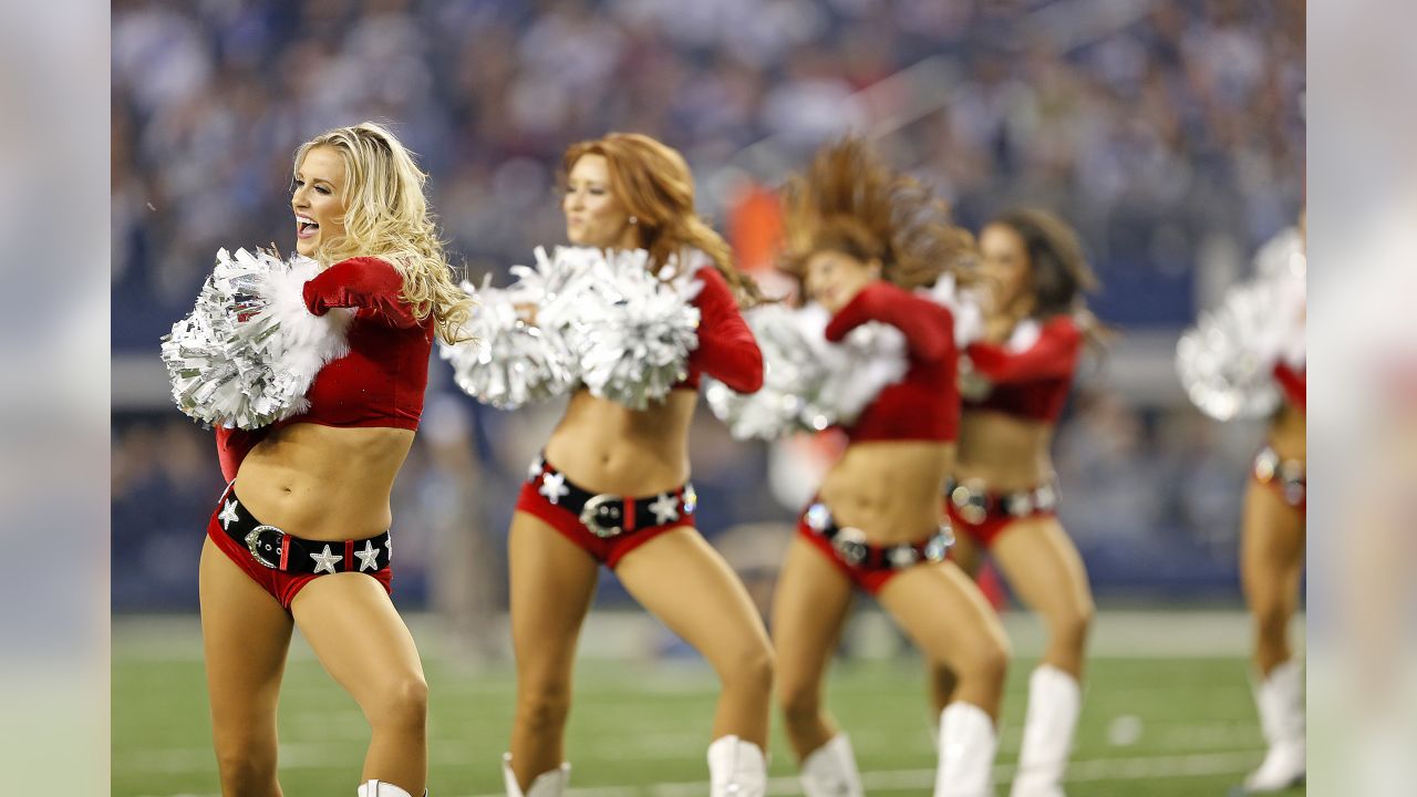 Photo: Dallas Cowboys Cheerleaders perform thier annual Christmas halftime  show - ARL2019121511 