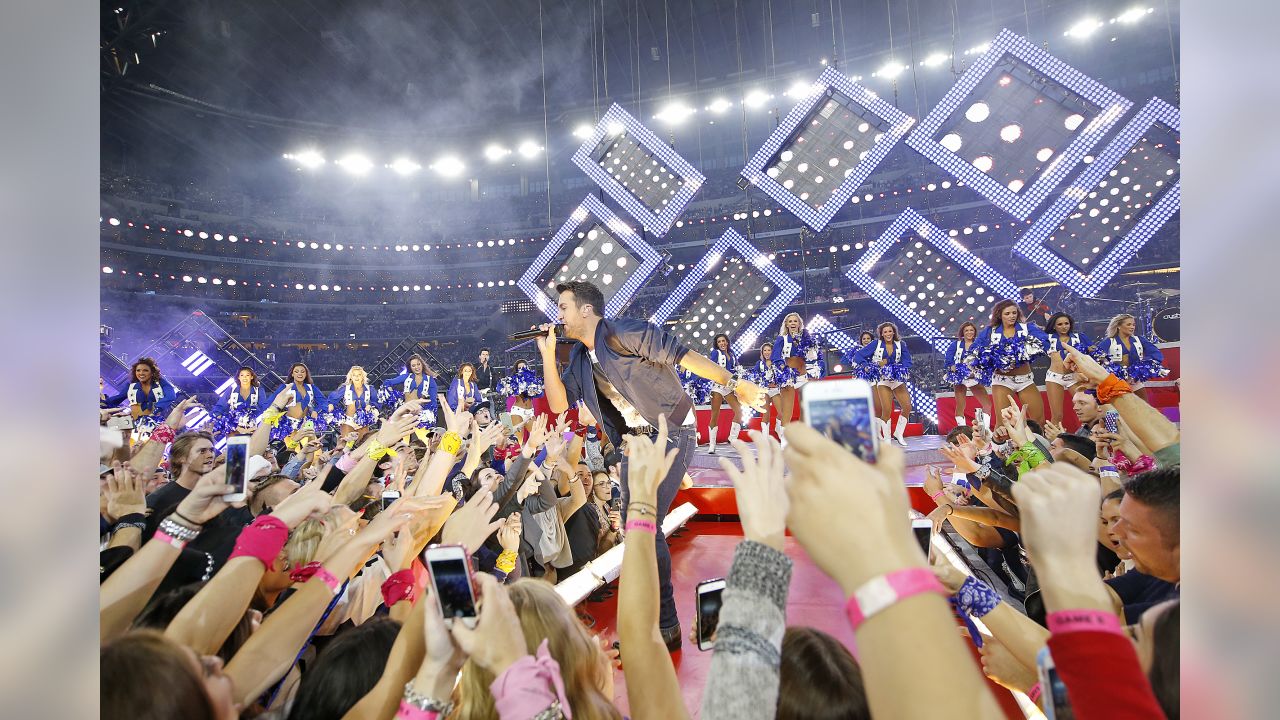 Photo: Luke Bryan perfoms at halftime of the Cowboys Panthers game at AT&T  Stadium - ARL2015112614 