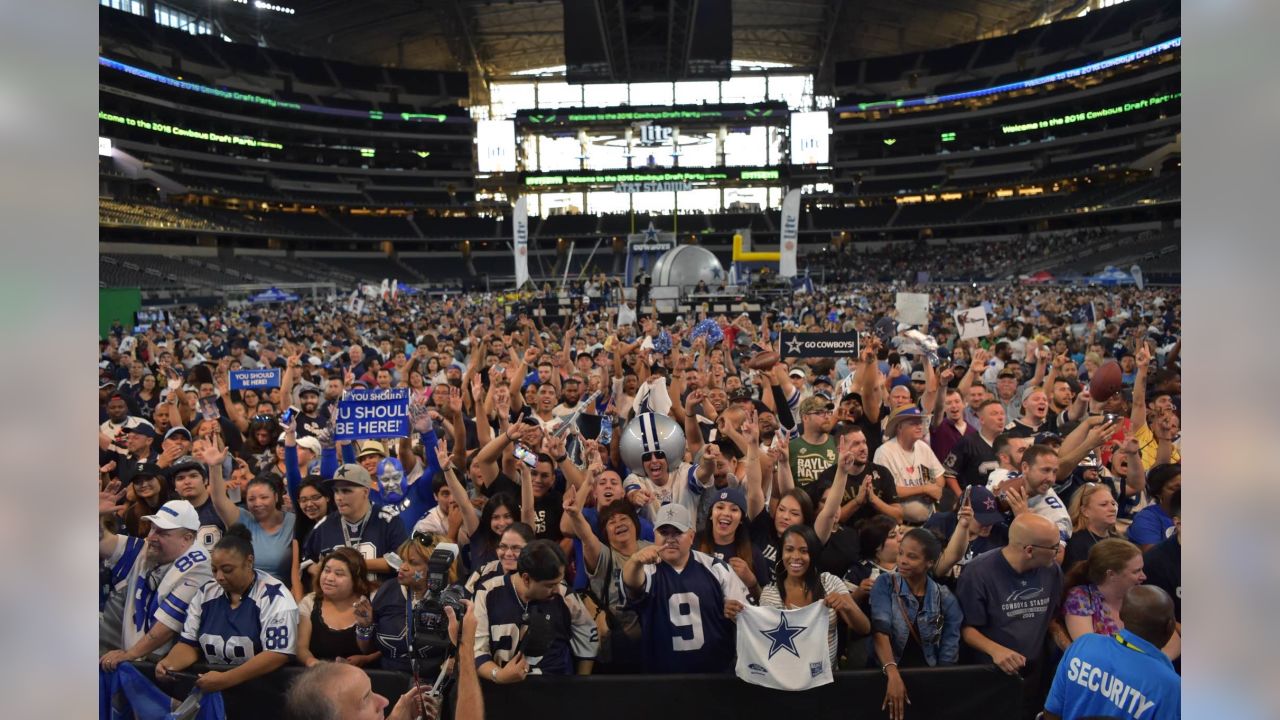 Elliott Selection Wins Over Fans At Cowboys' Miller Lite Draft Party