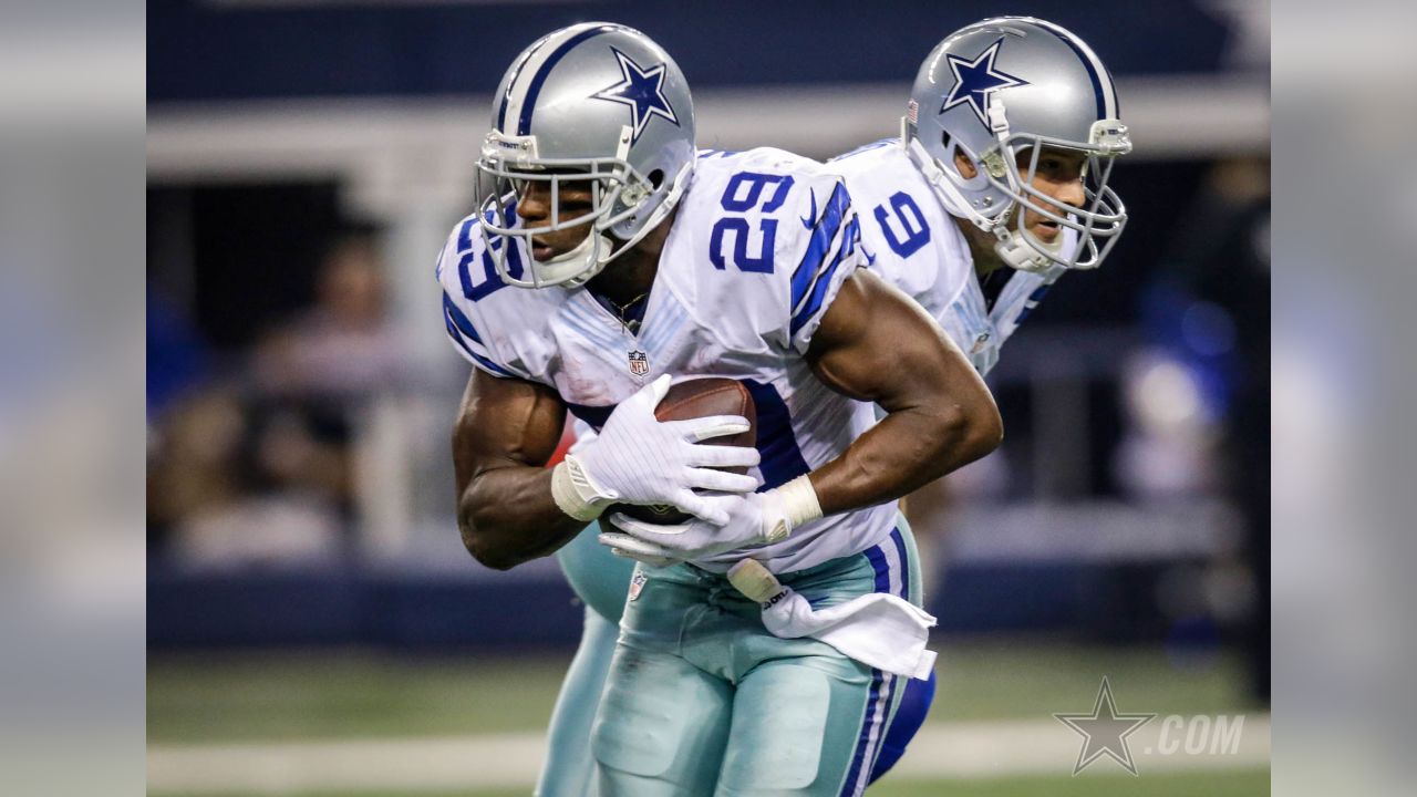 Dallas Cowboys Tony Romo hands the ball off to DeMarco Murray in