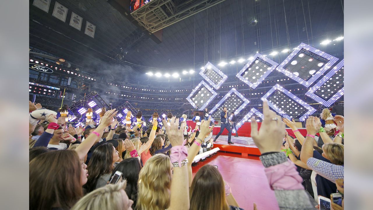 Photo: Luke Bryan perfoms at halftime of the Cowboys Panthers game at AT&T  Stadium - ARL2015112614 