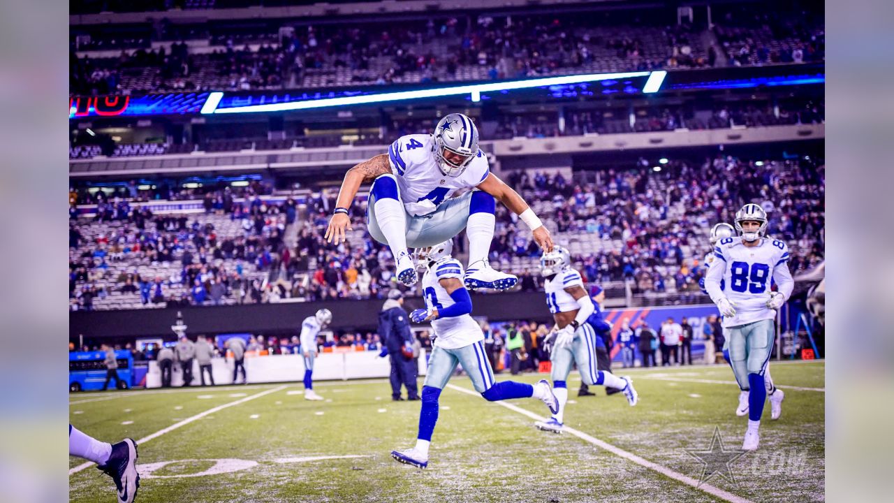 Dallas Cowboys running back DeMarco Murray (29) scores a touchdown in front  of New Orleans Saints outside linebacker Will Herring in the first half of  an NFL football game in New Orleans