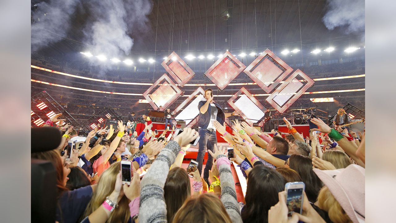 Photo: Luke Bryan perfoms at halftime of the Cowboys Panthers game at AT&T  Stadium - ARL2015112614 