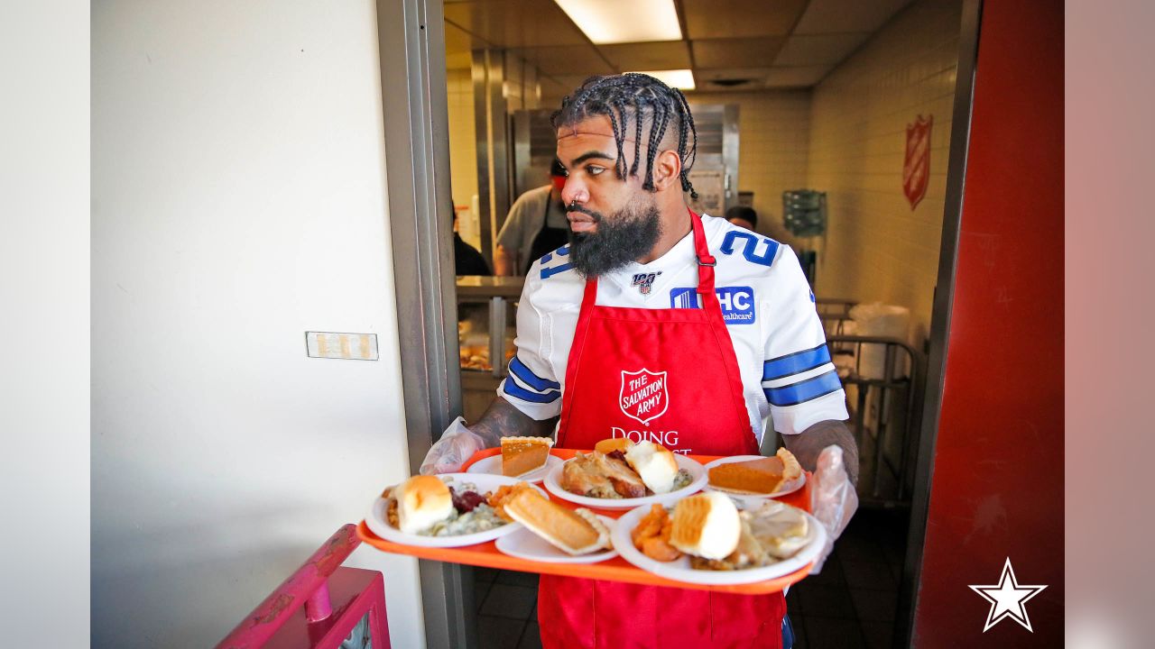 Dallas Cowboys Serve Thanksgiving Meals