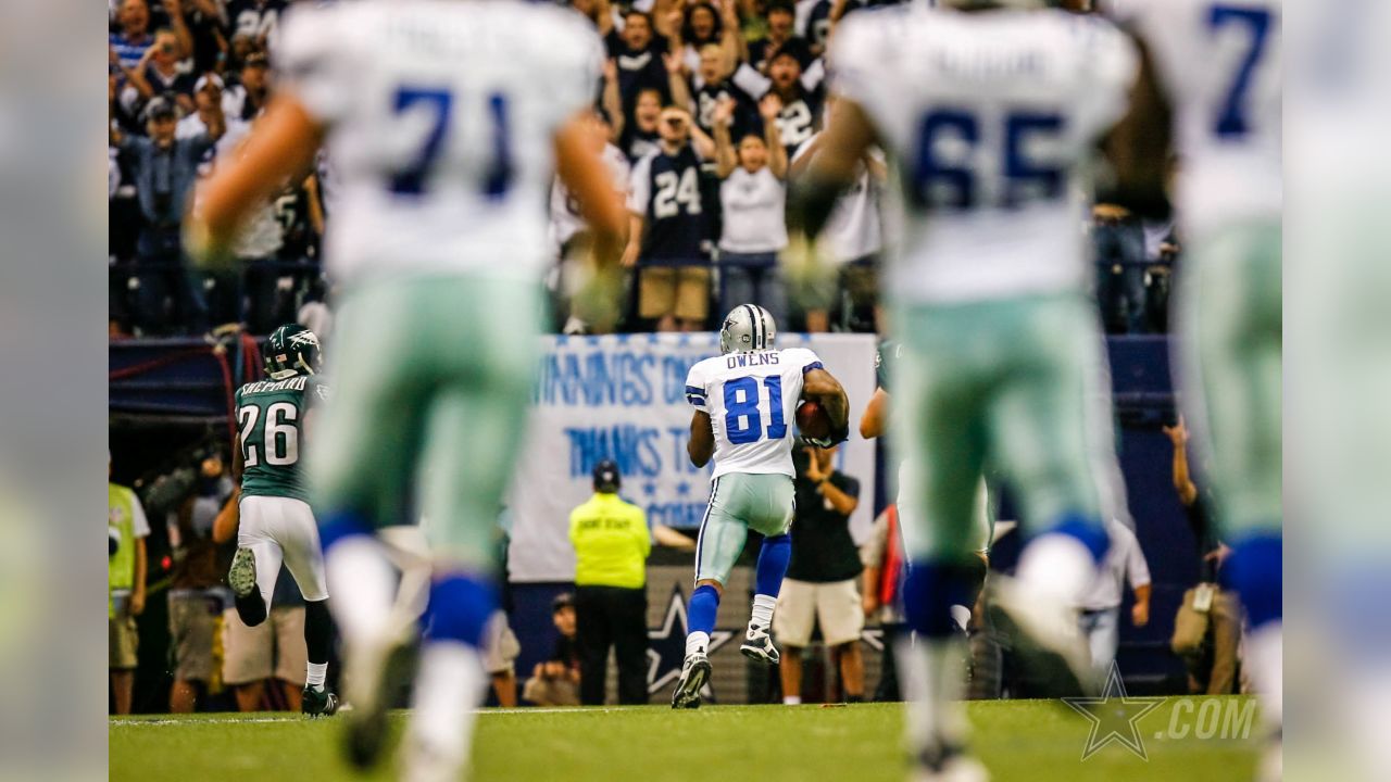 Dallas Cowboys wide receiver Terrell Owens (81) runs after the cartch in  the first quarter against the Philadelphia Eagles at Lincoln Financial  Field in Philadelphia, Pennsylvania, Sunday, November 4, 2007. (Photo by