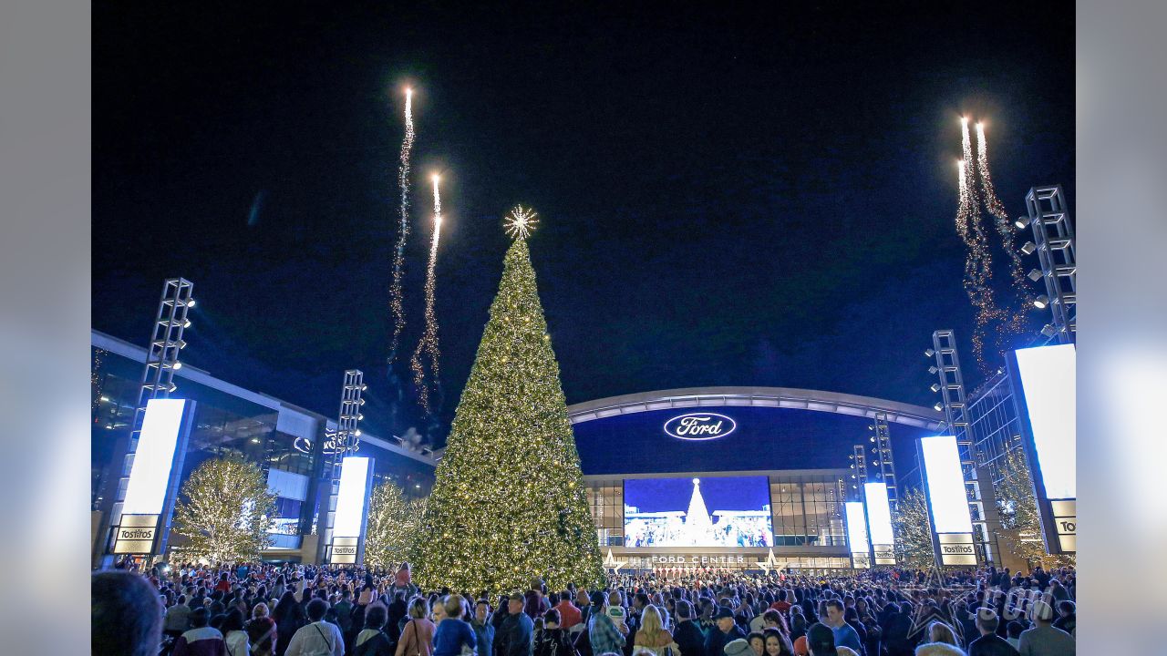 The Star in Frisco Is Having A Cowboys-Themed Christmas - Narcity