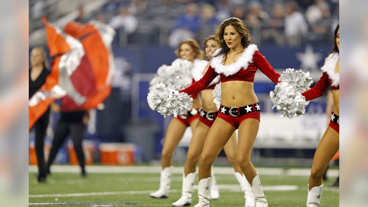 Dallas Cowboys cheerleaders halftime show 12/26/21 