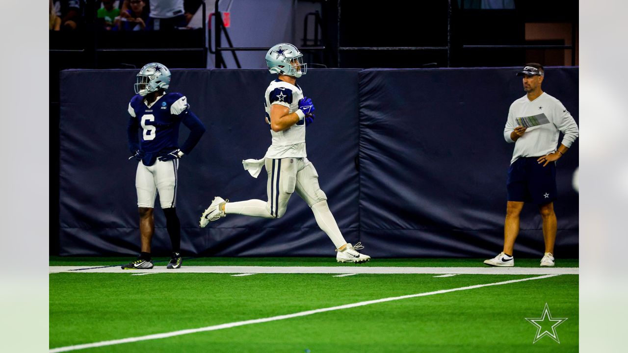 Dallas Cowboys tight end Cole Hikutini (87) runs after a reception during  an NFL football training camp in Frisco, Texas, Sunday, Sept. 23, 2020. (AP  Photo/Michael Ainsworth Stock Photo - Alamy