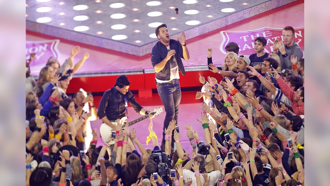 Photo: Luke Bryan perfoms at halftime of the Cowboys Panthers game at AT&T  Stadium - ARL2015112614 