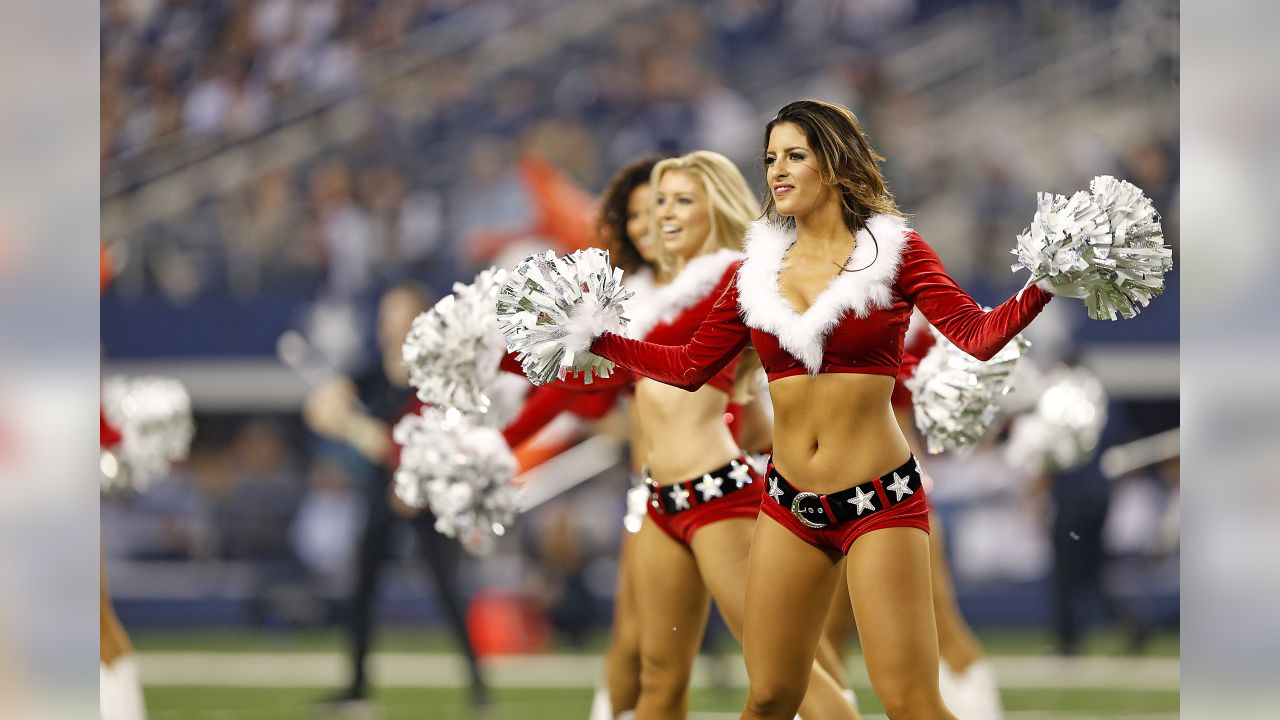 Photo: Dallas Cowboys Cheerleaders perform thier annual Christmas halftime  show - ARL2019121511 