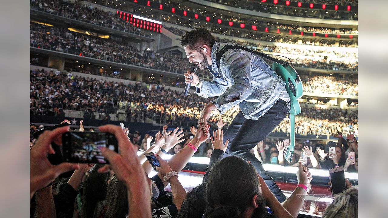 Throwback: Thomas Rhett Performs For Dallas Cowboys Halftime Show