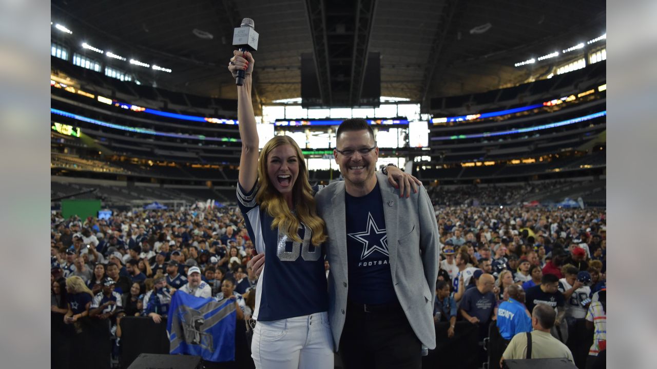 Elliott Selection Wins Over Fans At Cowboys' Miller Lite Draft Party