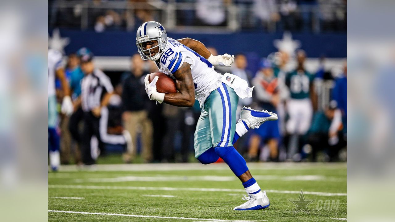 Dallas Cowboys wide receiver Dez Bryant (88) eludes Washington