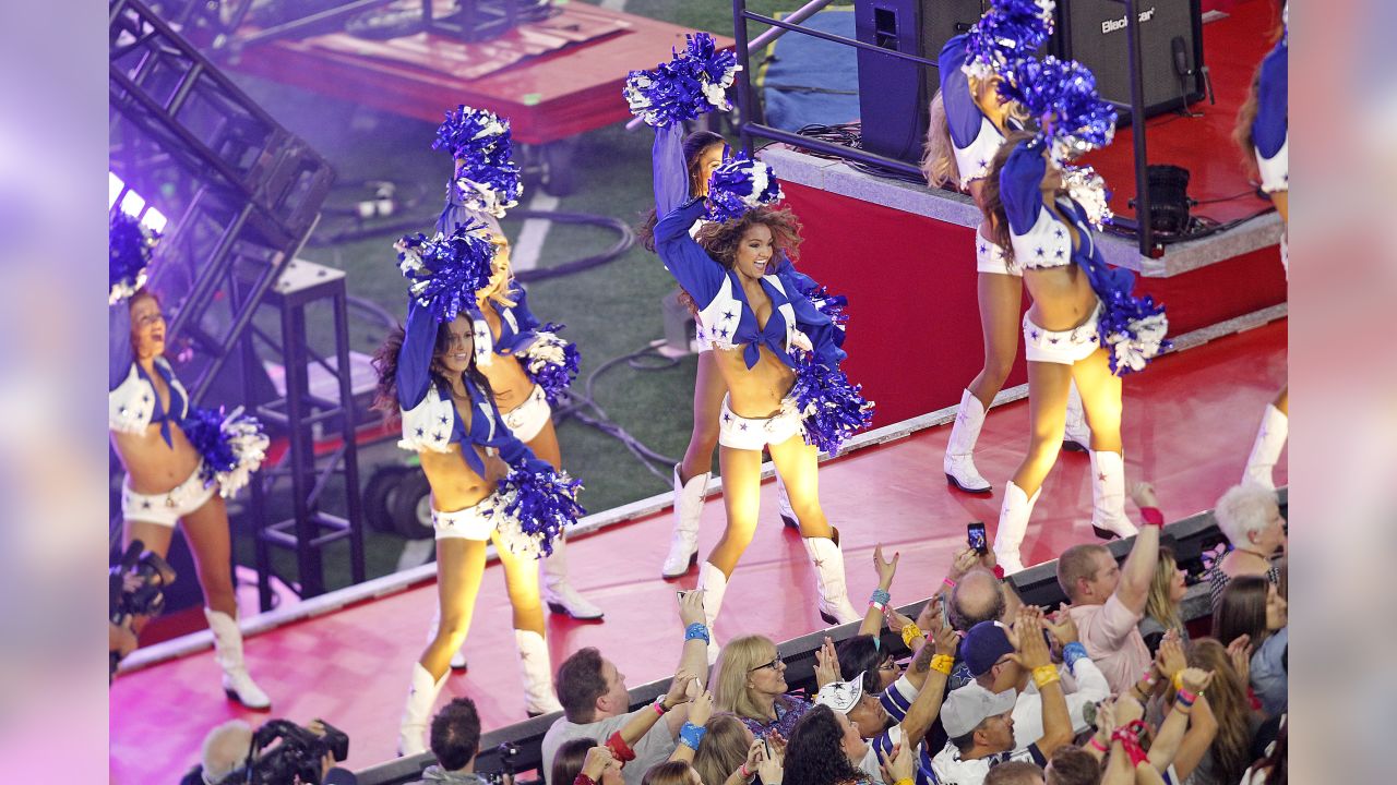 Photo: Luke Bryan perfoms at halftime of the Cowboys Panthers game at AT&T  Stadium - ARL2015112614 