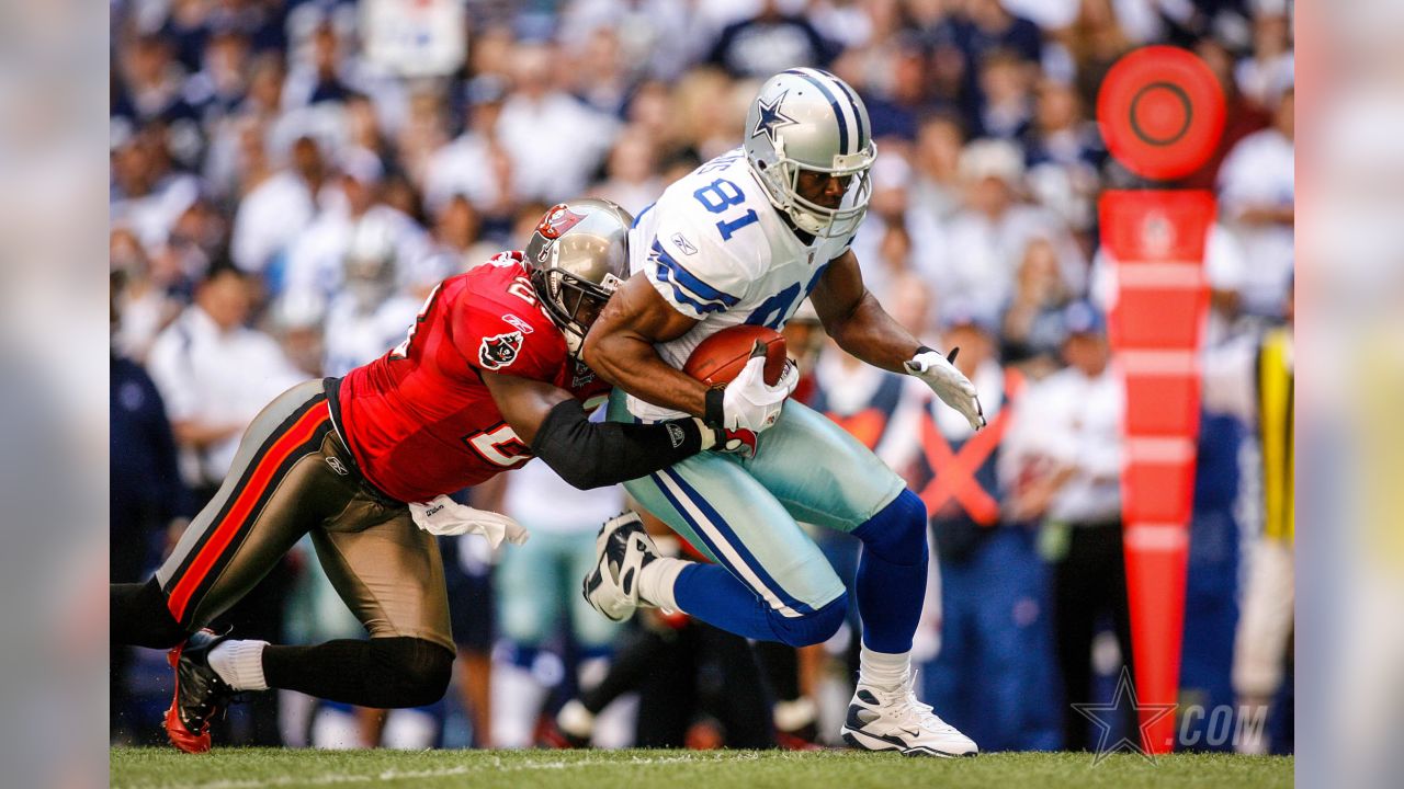 Dallas Cowboys' Terrell Owens, right, pats Tennessee Titans' Pacman News  Photo - Getty Images