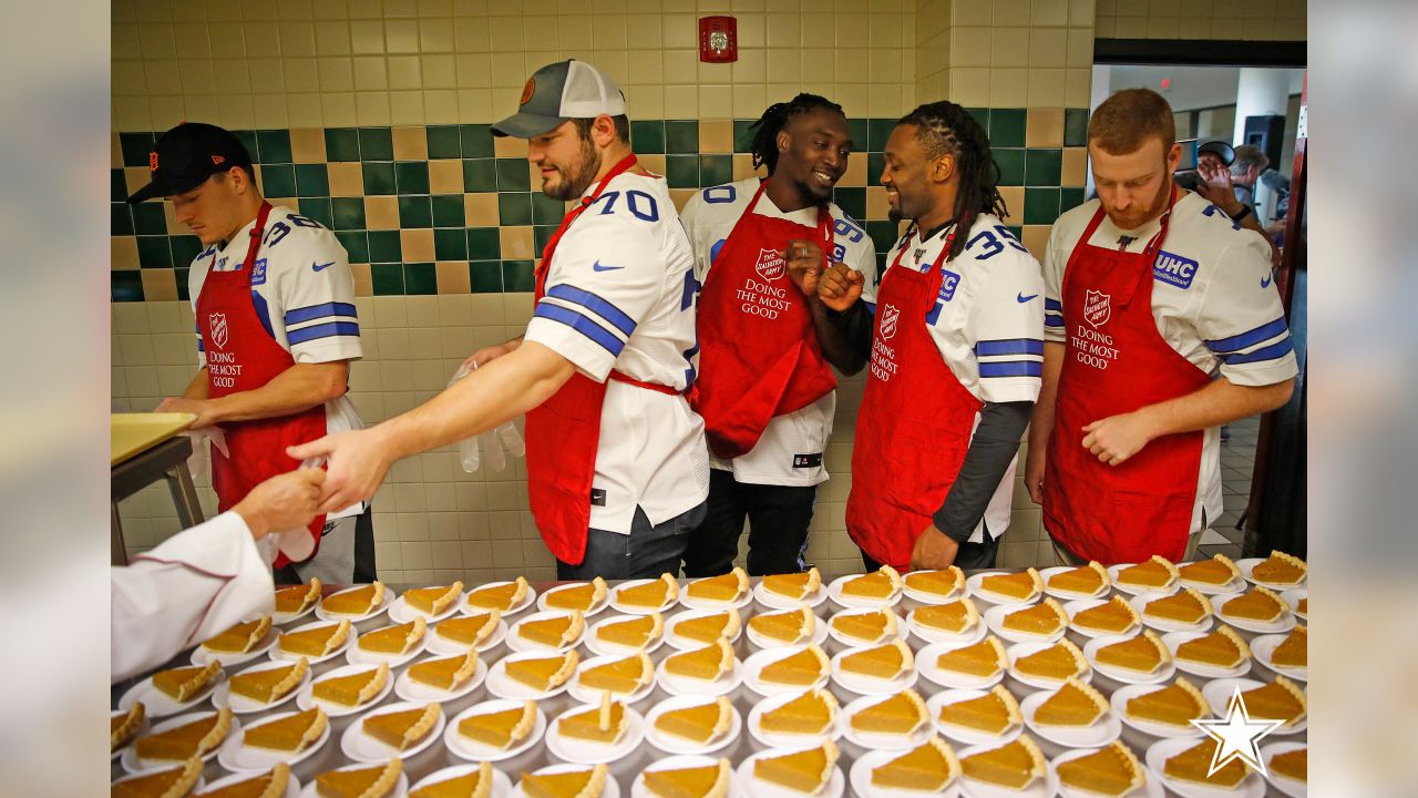 Cowboys players serve Thanksgiving Meals at Salvation Army